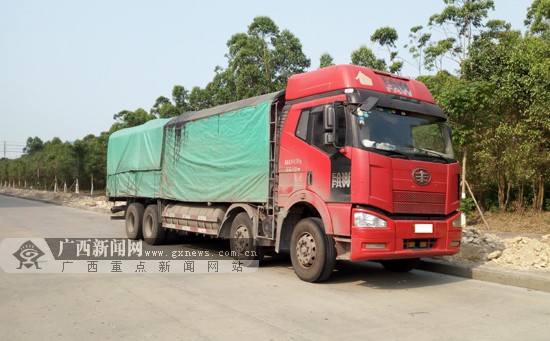 钦州:大货车"披马甲"挂篷布 暗藏罐体超载运沥青