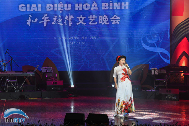 2014年歌曲演唱大赛冠,越南歌手杜氏青花演唱《玛依拉变奏曲》.