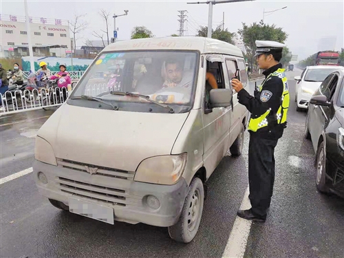 南宁交警查处18起违法行为 开车不系安全带都