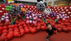 新加坡举办“梦幻动物园”气球展
