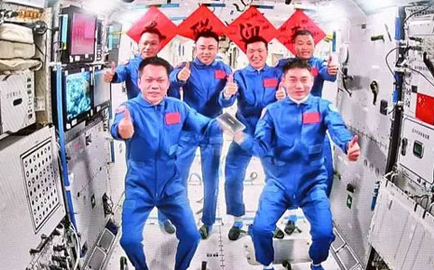 3 นักบินอวกาศยาน "เสินโจว-18" เข้าสู่สถานีอวกาศจีนราบรื่น