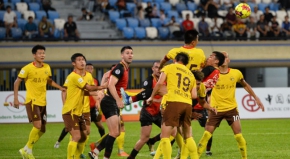 广西平果哈嘹国晶足球队赴文莱参加国际友谊赛