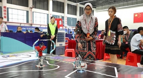 中国东盟青少年同台比拼机器人技术