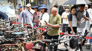 老街巷里的复古自行车展