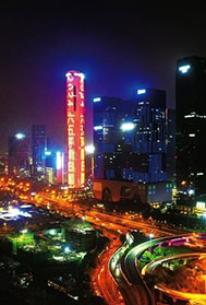 南宁推出生态主题灯光秀 绿水青山点亮城市生活